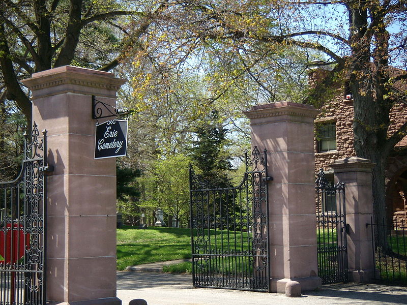 800px Erie Cemetery gate